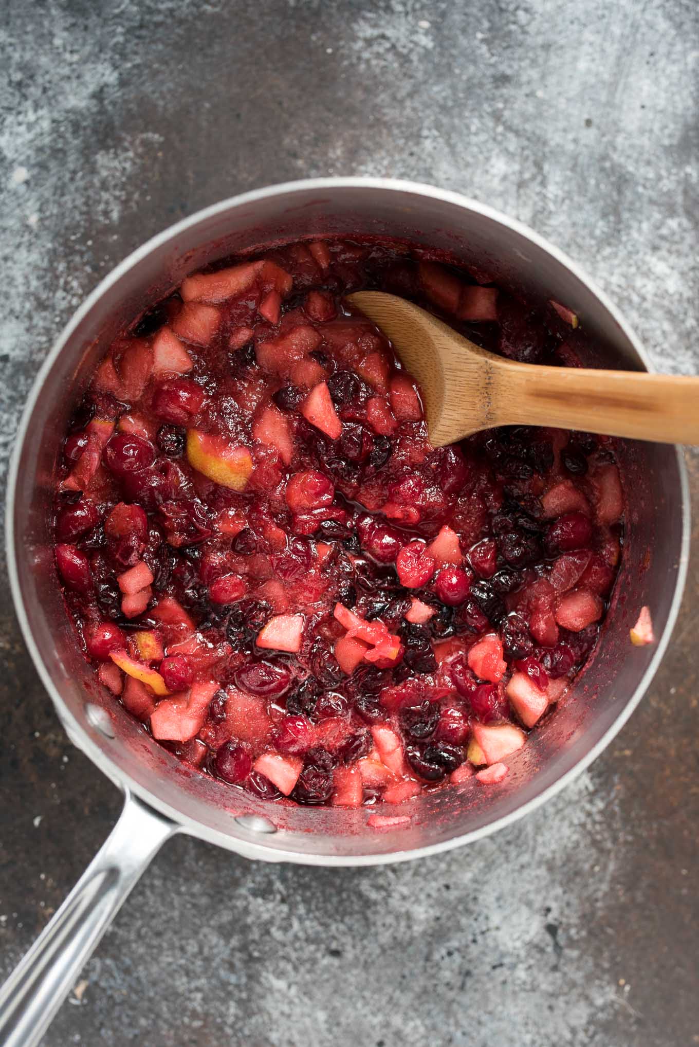 Cranberry Apple Sauce | green apples + lemon and cinnamon make this the perfect cranberry sauce for your Holiday spread. Naturally gluten free! | www.nutritiouseats.com