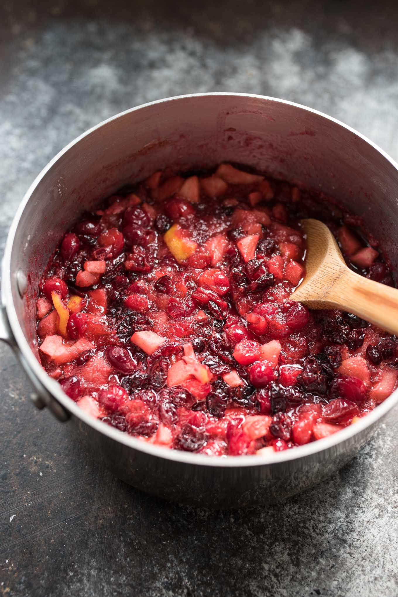 Cranberry Apple Sauce | green apples + lemon and cinnamon make this the perfect cranberry sauce for your Holiday spread. Naturally gluten free! | www.nutritiouseats.com