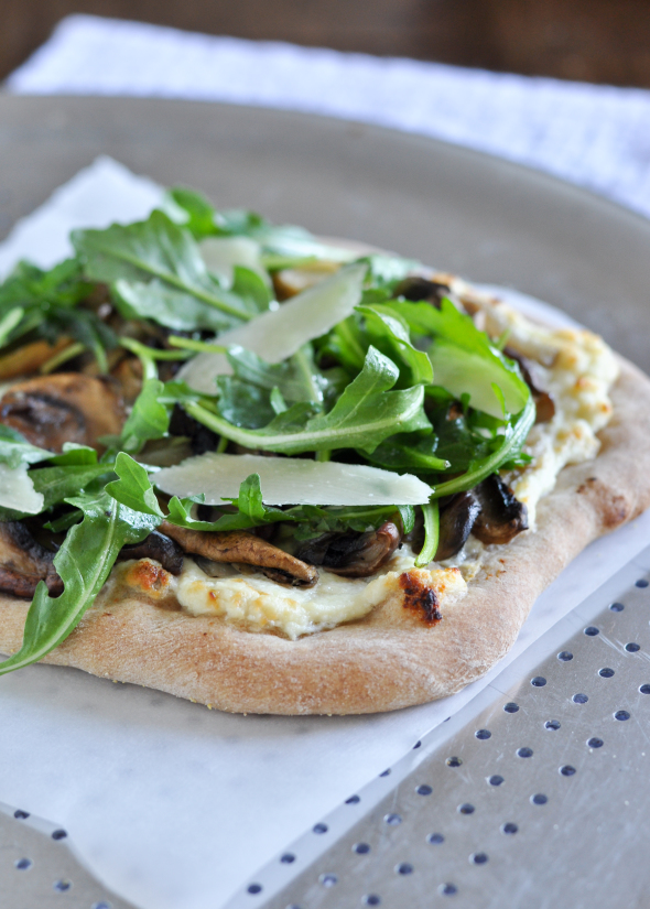 Individual Mushroom, Onion & Arugula Pizzas | www.nutritiouseats.com