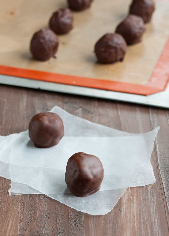 Chocolate Peanut Butter Balls {Gluten Free} | www.nutritiouseats.com