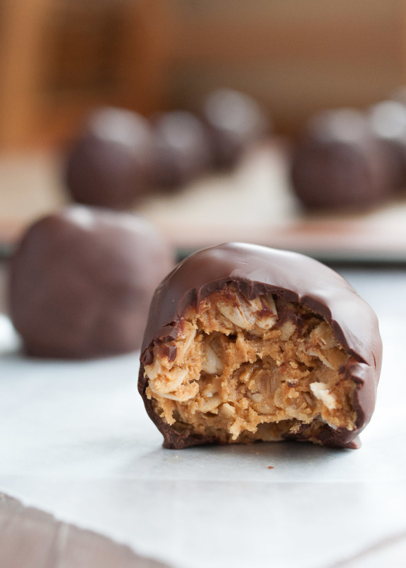 Chocolate Peanut Butter Balls {Gluten Free} | www.nutritiouseats.com