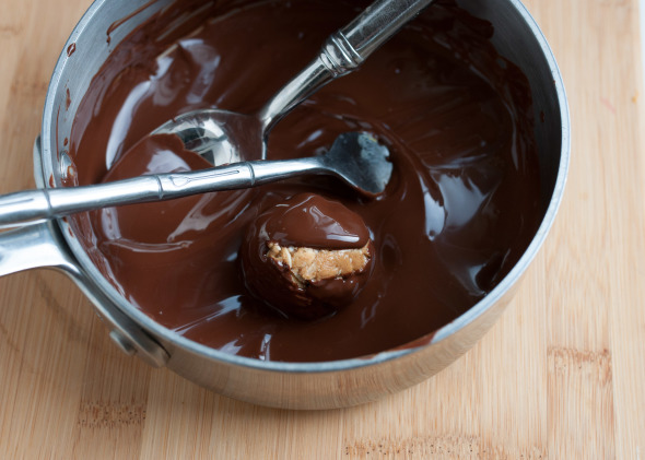 Chocolate Peanut Butter Balls {Gluten Free} | www.nutritiouseats.com