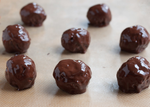 Chocolate Peanut Butter Balls {Gluten Free} | www.nutritiouseats.com