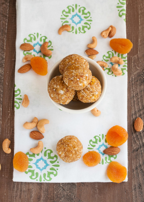 Apricot Coconut Balls #glutenfree #raw #vegan | www.nutritiouseats.com