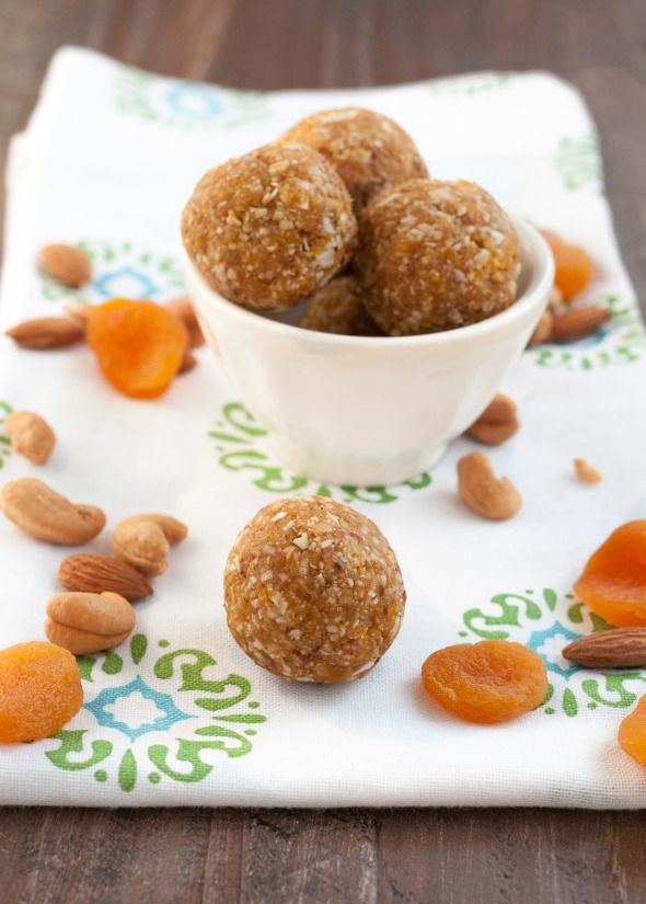 Apricot Coconut Balls #glutenfree #raw #vegan | www.nutritiouseats.com