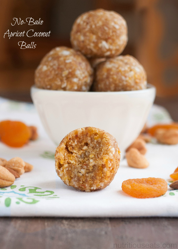 Apricot Coconut Balls #glutenfree #raw #vegan | www.nutritiouseats.com