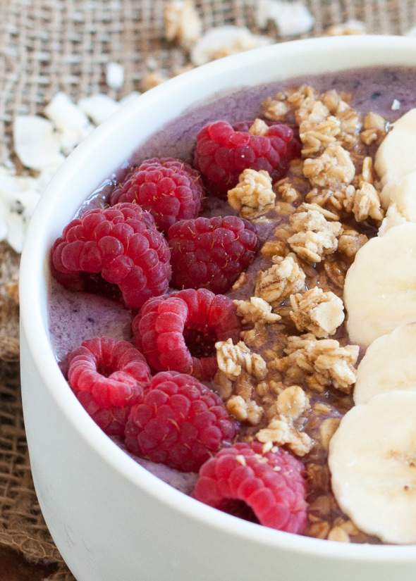 Acai Berry Smoothie Bowl | www.nutritiouseats.com