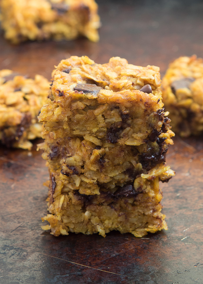 Pumpkin Chocolate Chip Oatmeal Bars- super simple, one-bowl, gluten-free oatmeal bars that make a great breakfast or snack | Nutritious Eats