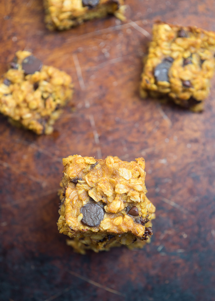 Pumpkin Chocolate Chip Oatmeal Bars- super simple, one-bowl, gluten-free oatmeal bars that make a great breakfast or snack | Nutritious Eats