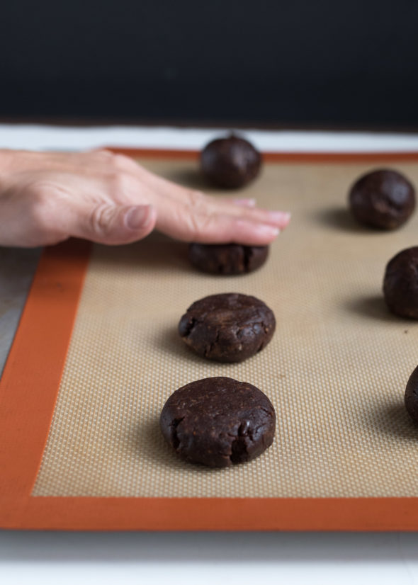 Chocolate Almond Butter Cookie- a healthy treat that can be part of a quick on the go breakfast or snack. Only 6 ingredients make up this gluten free, vegan (optional) healthy cookie! | www.nutritiouseats.com