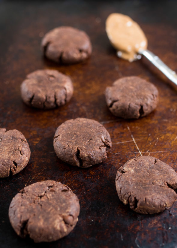 Chocolate Almond Butter Cookie- a healthy treat that can be part of a quick on the go breakfast or snack. Only 6 ingredients make up this gluten free, vegan (optional) healthy cookie! | www.nutritiouseats.com