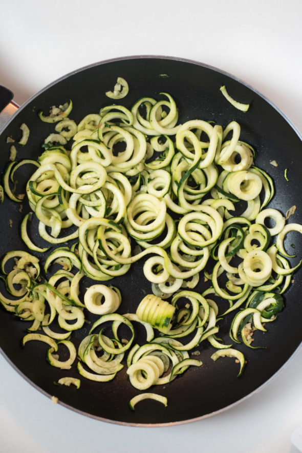 Zucchini Noodles With Turkey Marinara- Quick and easy, ready in under 30 minutes. Whole foods, gluten free and paleo friendly. | www.nutritiouseats.com