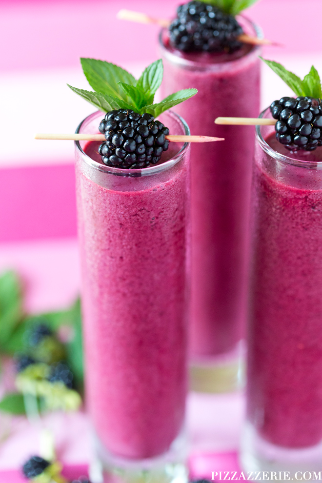 10 Amazing Blackberry Cocktails- in the mood for some thing light and fruity? These 10 cocktails look easy and refreshing! | www.nutritiouseats.com