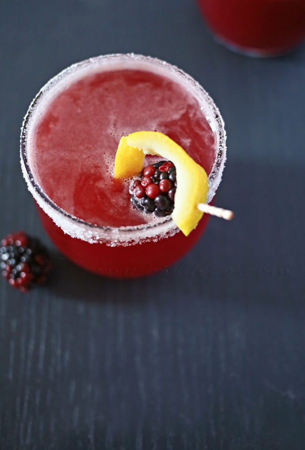 10 Amazing Blackberry Cocktails- in the mood for some thing light and fruity? These 10 cocktails look easy and refreshing! | www.nutritiouseats.com