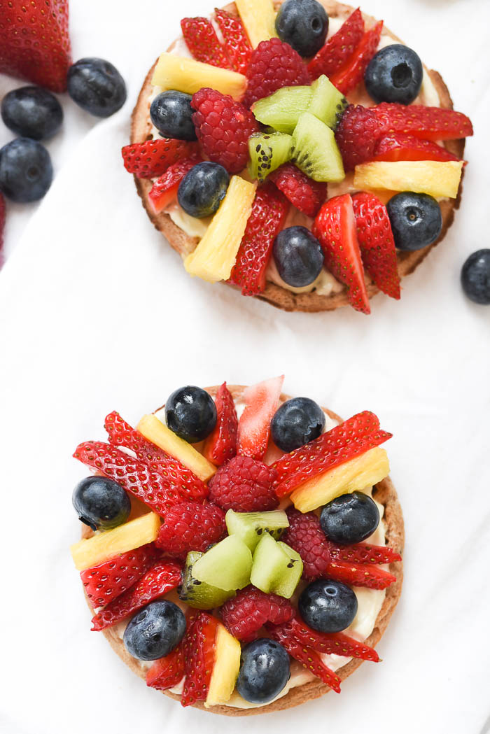 Whole Grain Waffle Fruit Pizza- this simple and fun balanced breakfast is great way to jazz up your waffles. Topped with whipped vanilla cream cheese and all the fruit! #glutenfree | www.nutritiouseats.com