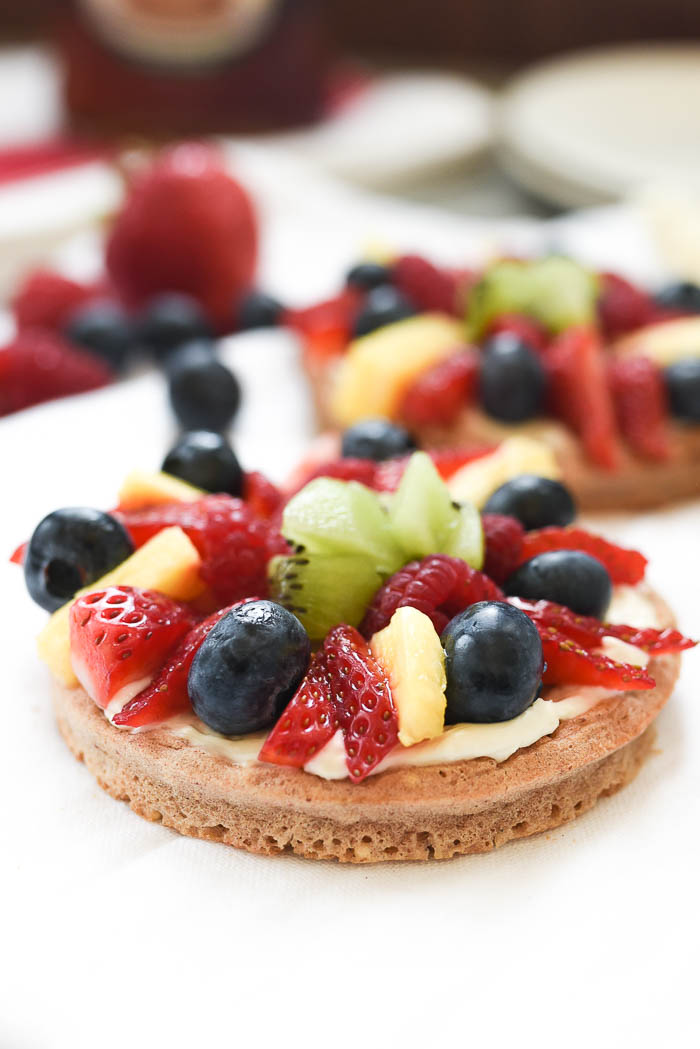 Whole Grain Waffle Fruit Pizza- this simple and fun balanced breakfast is great way to jazz up your waffles. Topped with whipped vanilla cream cheese and all the fruit! #glutenfree | www.nutritiouseats.com