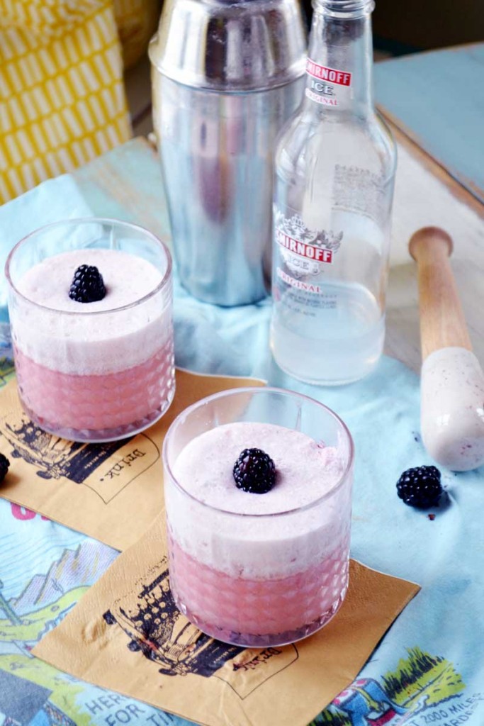 10 Amazing Blackberry Cocktails- in the mood for some thing light and fruity? These 10 cocktails look easy and refreshing! | www.nutritiouseats.com