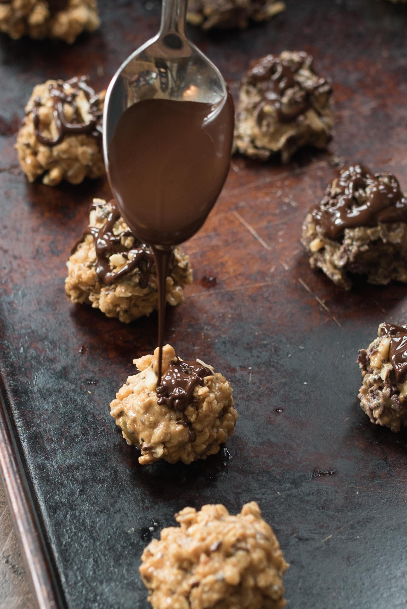 Chocolate Peanut Butter Cereal Bites- simple and nutritious cereal bites great for that sweet tooth or kid-friendly treat! | www.nutritiouseats.com