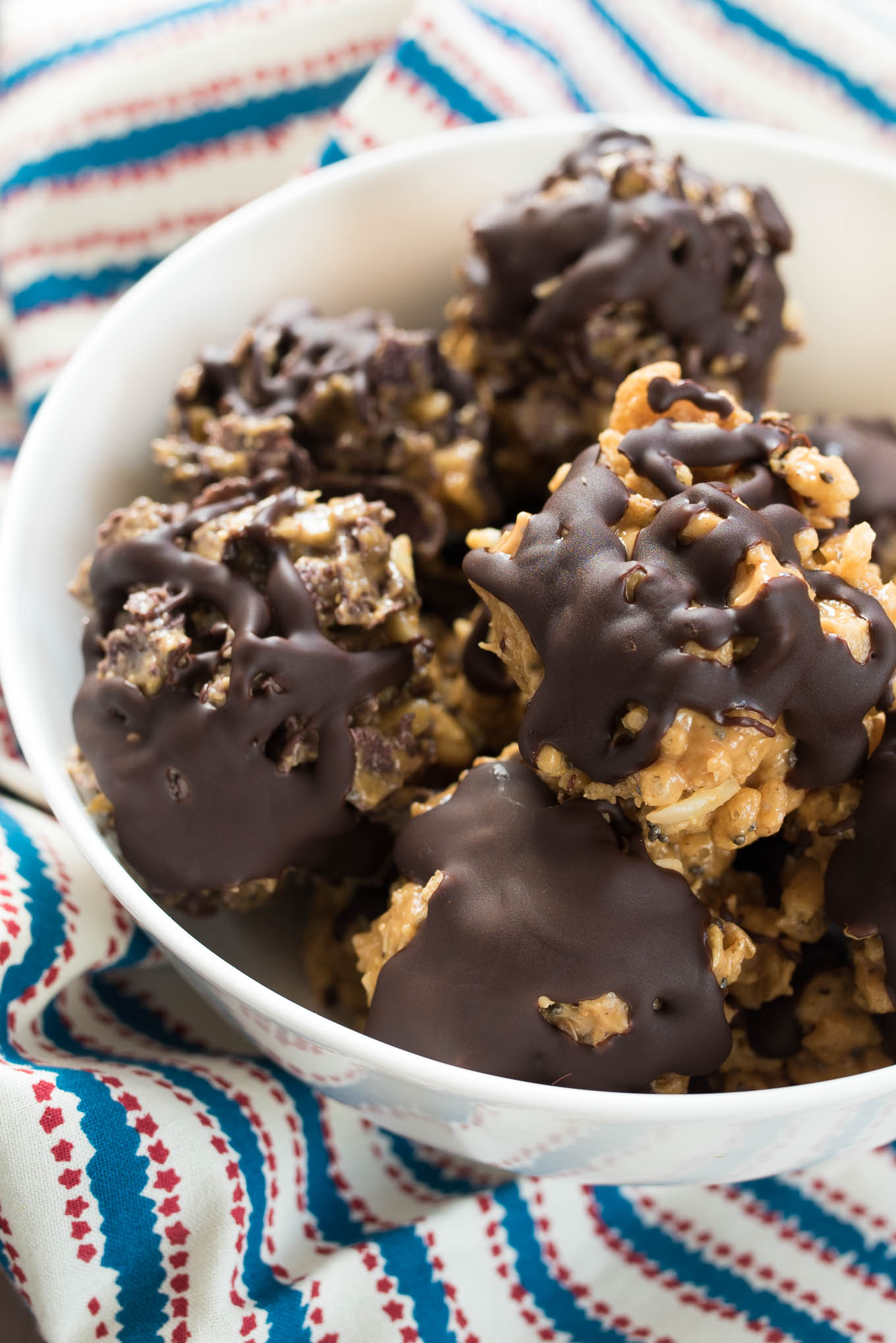 Chocolate Peanut Butter Cereal Bites- simple and nutritious cereal bites great for that sweet tooth or kid-friendly treat! | www.nutritiouseats.com