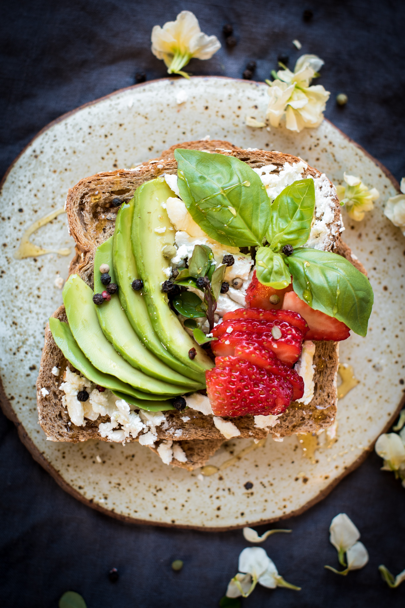 toast with avocado and strawberries 