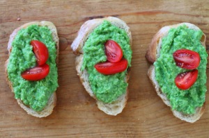 {Guest Post} Pea Pesto Crostini from Flavia’s Flavors